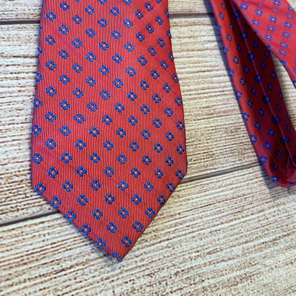 Kids sized tie, excellent condition!